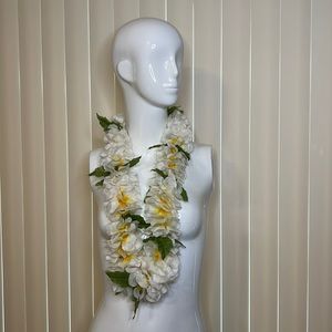 💝 10/$10 💝 Beautiful Faux Floral Lei